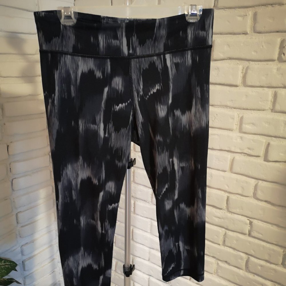 Under Armour Ladies Size Medium Black & Grey Capri Length Elastic Waist Leggings